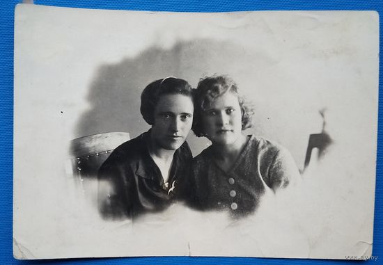 Фото двух девушек. 1937 г. 9х13 см.