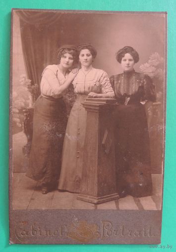 Фото кабинет-портрет "Сестры", до 1917 г.
