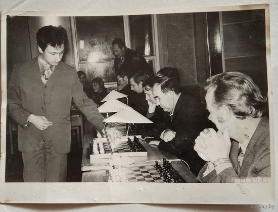 Белорусский шахматист А.Капенгут дает сеанс одновременной игры. Фото 1960-70х.13х18 см.
