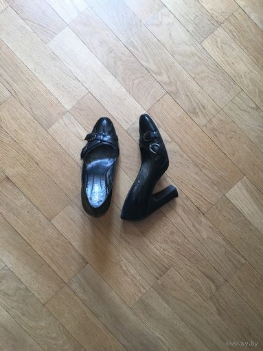 Итальянские туфли натур кожа с необычн каблуком,35
