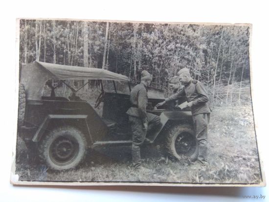 Солдаты и джип. 1949