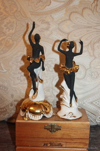 Пара изящных, фарфоровых статуэток "Танцующие негритянки, балерины", Италия, клеймо в тесте.