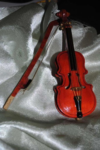 Миниатюрная скрипка со смычком - дерево, - ручная работа, помещается на ладони, можно использовать, как для куклы или просто, как оригинальный сувенир.