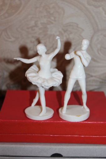Пластиковые фигурки "Боксёр" и "Балерина", времён СССР, высота 11 и 12.5 см.