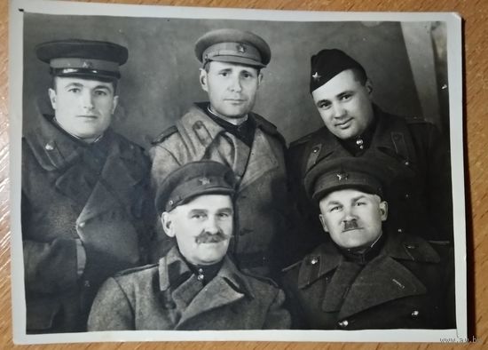 Фото группы военных. 1945 г. 8.5х11.5 см