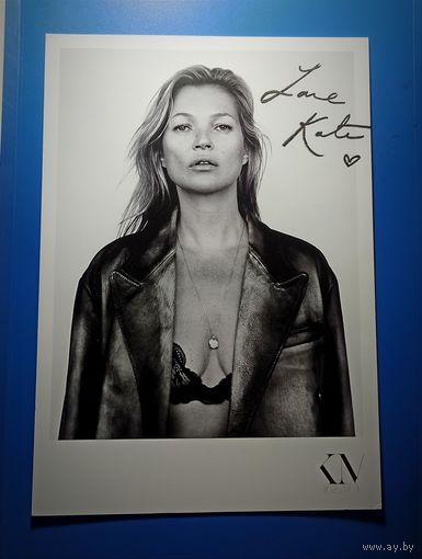 Фото с автографом британской супер модели и актрисы Кейт Мосс.