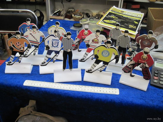Тринадцать пластиковых фигурок(16-19 см) хоккеистов команд чемпионата Беларуси и сборной 2000-х годов и судей. За все.