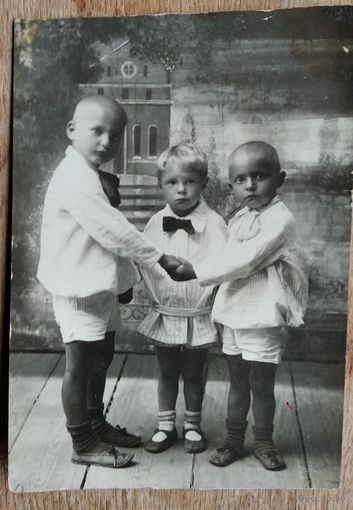 Фото трех детей. 1920-30-е. 8.5х12 см