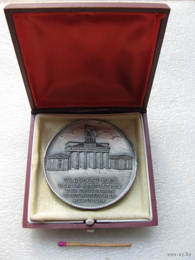 Памятная медаль ГДР. 13 августа 1961 года - день основания Берлинской стены. 13 august 1961 Berlin Hauptstadt der Deutschen Demokratischen Republik. тяжёлая