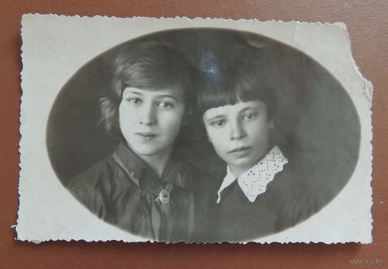 Фото "Подруги", 1934 г., г. Иркутск (пионерка, знак на галстуке?)