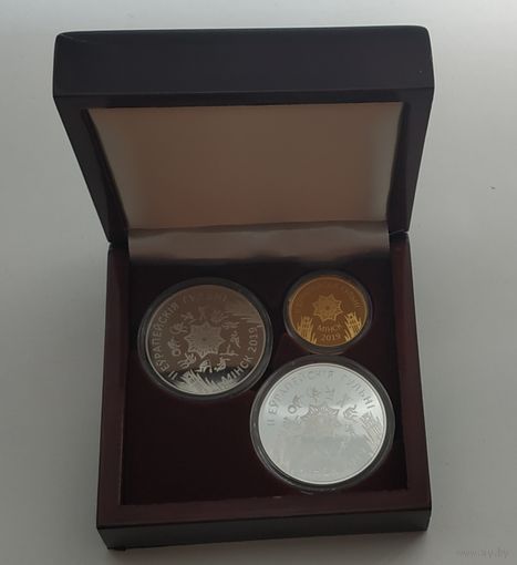 Футляр для 3 монет (золотой, серебряной, медно-никелевой), деревянный лакированный