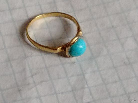 Старинный золотой перстень с камнем.
