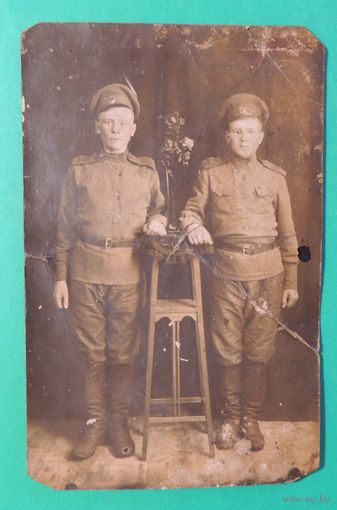 Фото "Солдаты ПМВ", до 1917 г. (на погонах видны цифры 193 и три буквы)