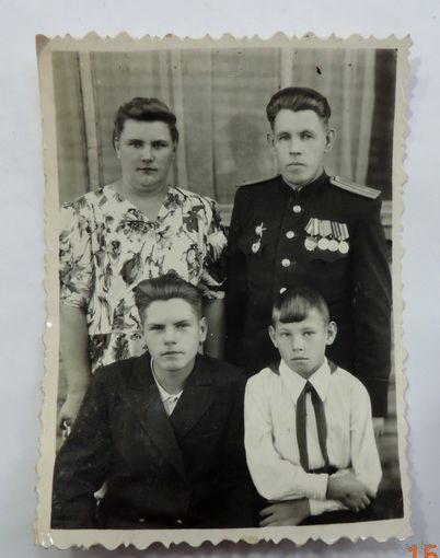 Фото офицера с семьёй 1954г. СССР. Размер 8.5-11.5 см.