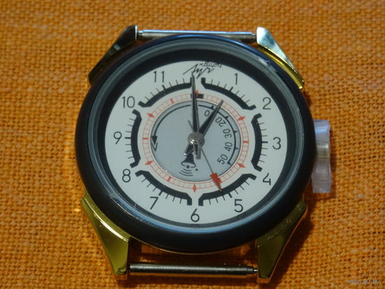 Часы  "Луч" , кварцевые с будильником, паспорт в наличии, дата выпуска 13.04.1993 г. В употреблении не были, лежали в комоде