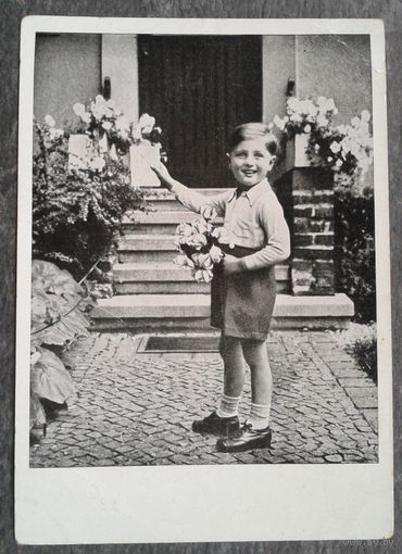 Мальчик с цветами. Дети. Германия. 1950-60 е. Чистая.