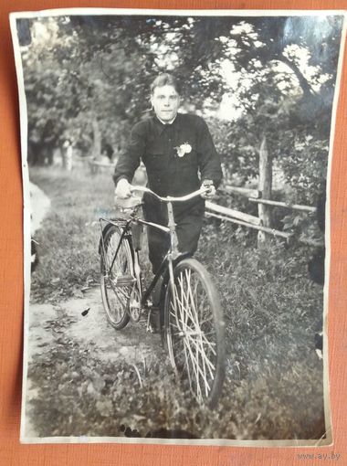 Фото мужчины с велосипедом. 8х11 см.