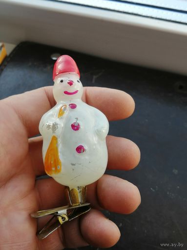Елочная игрушка снеговик с метлой