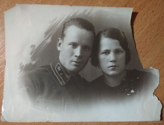 Фото младшего лейтенанта с женщиной. 1939 г. 8.5х12 см.
