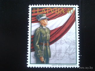Латвия 2002 солдат, флаг Латвии