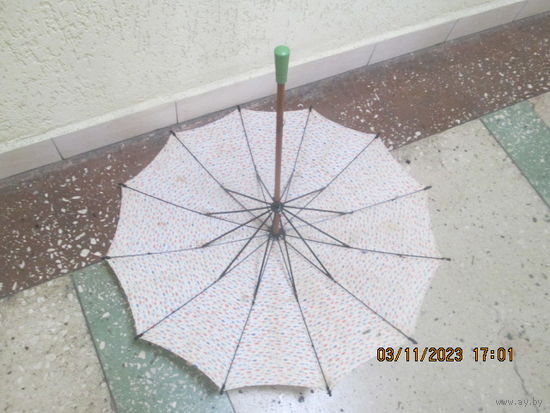 Старенький дамский зонтик.