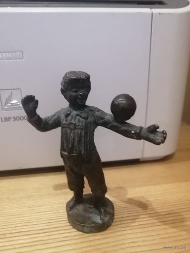 Статуэтка Мальчик с мячем