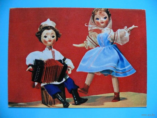 Автор костюмов и композиции Спасская Р., Русский сувенир ("Подмосковные вечера"), 1968, подписана (куклы, игрушки).