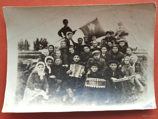 Фото группы товарищей с пионерской атрибутикой. 9х12 см.