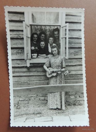 Фото "Я, гитара и подружки", 1947 г., Полесье, Лунинецкий район, д. Лахва
