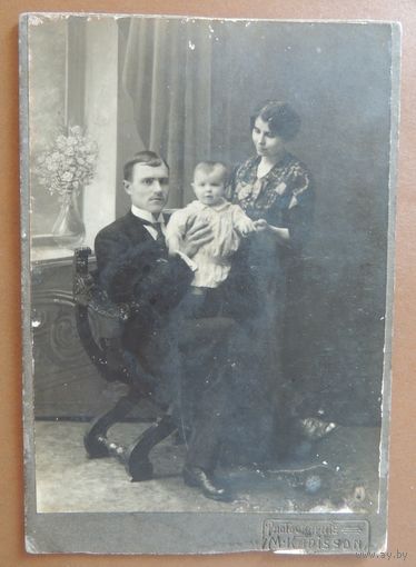 Фото "Семья", Петроград, 1918 г., кабинет-портрет, фот. М. Кадысон