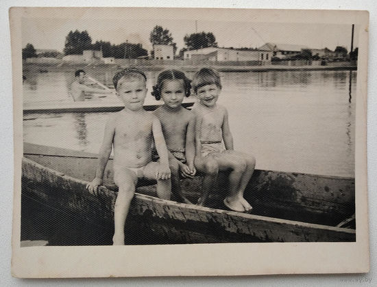 Фото детей на озере. 9х12 см