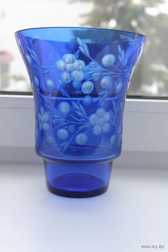 Красивая ваза кобальтовае стекло есть маленькие скольчики на кромке
