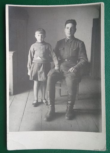 Фото военного с ребенком. 8.5х12.5 см