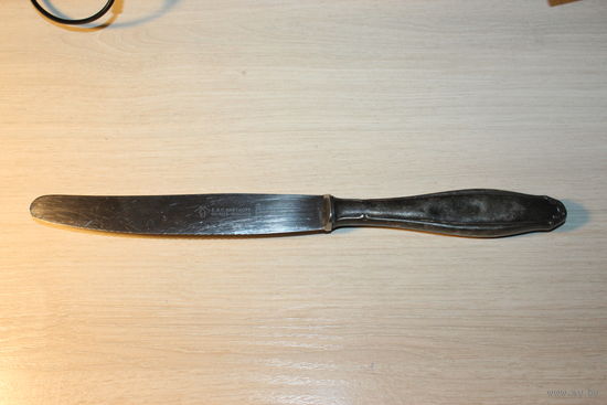 Металлический нож с посеребрённой ручкой, длина 25 см., клеймо "ROSTFREI".