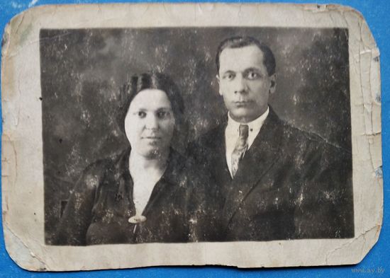 Фото семейной пары. 1930-е. 9х12 см.