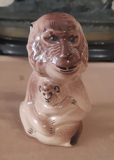 Статуэтка Мама обезьяна с детёнышем, обливная керамика. СССР