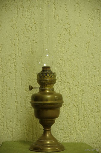 Лампа керосиновая , латунная , рабочая   ( высота 51,5 см ; 30 см )
