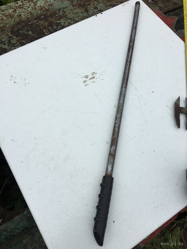 Древний ЖЕЛЕЗНЫЙ  щуп-палка с намертво запрессованной пластиковой заглушкой. однозначно  не  лыжная палка!