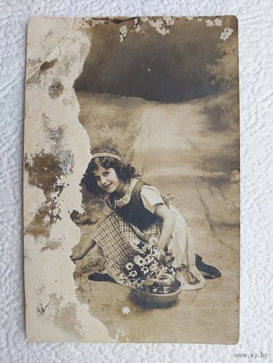 Открытка старинная Девочка с корзинкой цветов,1910год-No2ст