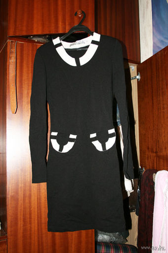 Чёрное платье с белым воротом и белыми лже-кармашками
