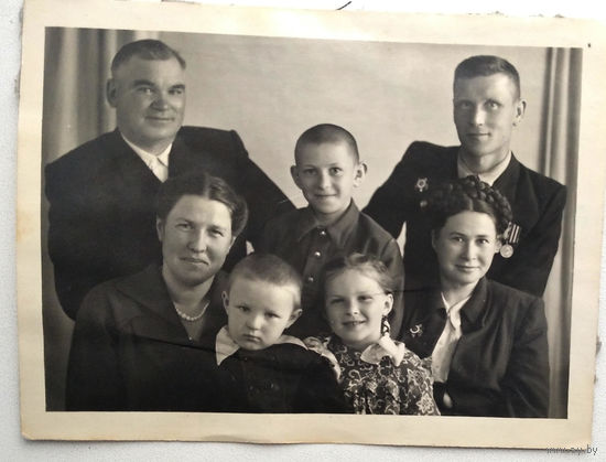 Семейное фото с участником войны. 1956 г. 9х12 см