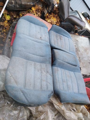 Лот 1429. Заднее сиденье синего цвета с подлокотником (диван) Volkswagen Jetta 2. Старт с 20 рублей!