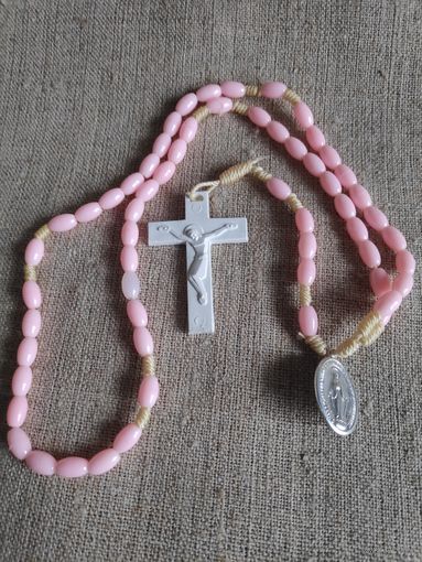Католические чётки (Розарий) Розовые с белым крестом.
