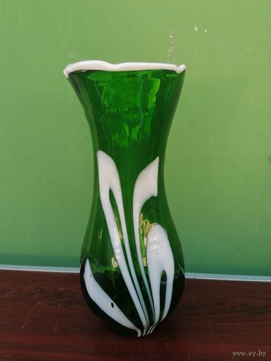 Шикарная Ваза из зелёного стекла с включениями Молочного стекла