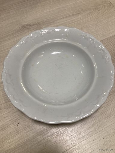 Старенькая фарфоровая тарелка