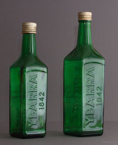 Бутылка зеленая квадратная с надписью, подойдет для оформления интерьера или для других целей, цена за одну