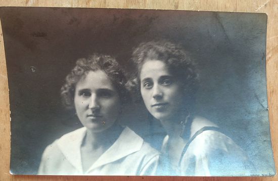 Фото двух девушек. 1930-е. 9х13.5 см