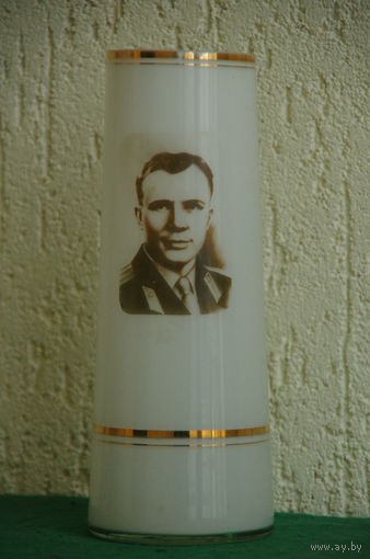 Ваза  " Гагарин "  молочная стекло  25,5 см   целая