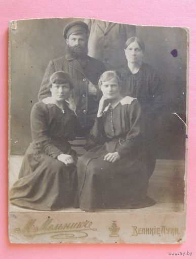 Фото кабинет-портрет "Семья купца", В.Луки, фот. Мельник, до 1917 г.