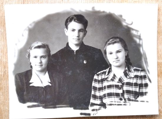 Фото молодежи. Могилев(?). 1930-е. 8х11 см.